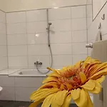 شقة Welcome Home, Price , Fast Wlan, Netflix, Washing, Drying, Big Tv, Space, Free Parking, 4big 100m2, Smoking Place Outside On, Try Out And Visit Us