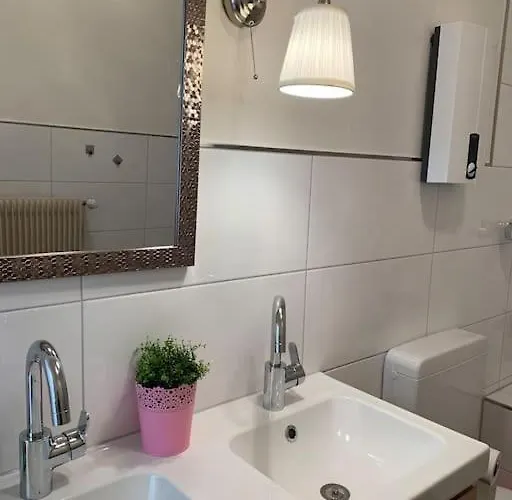 Welcome Home, Price , Fast Wlan, Netflix, Washing, Drying, Big Tv, Space, Free Parking, 4big 100m2, Smoking Place Outside On, Try Out And Visit Us Appartamento Oberhausen (North Rhine-Westphalia)